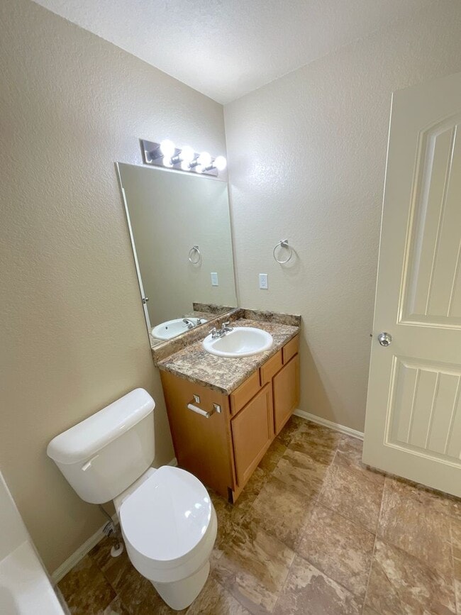 Building Photo - 3 Bedroom Townhome Available Near S Union Blvd & Monterey Rd!