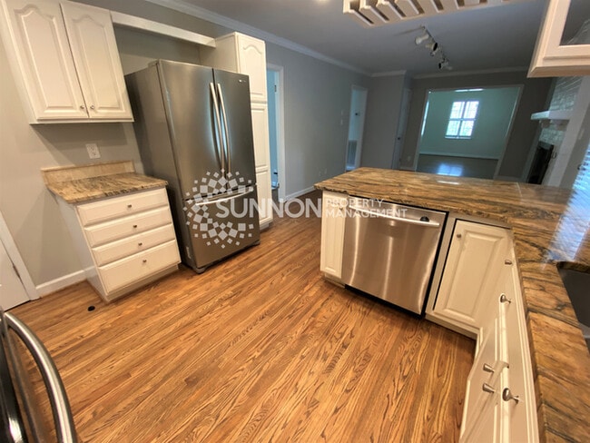 Building Photo - Charming 3 bed, 2.5 bath