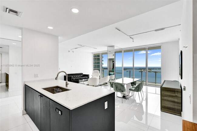 Building Photo - 1300 Brickell Bay Dr
