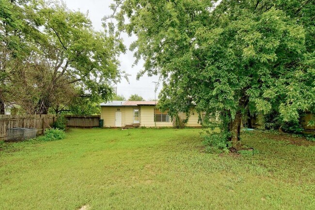 Building Photo - 505 Lbj Dr