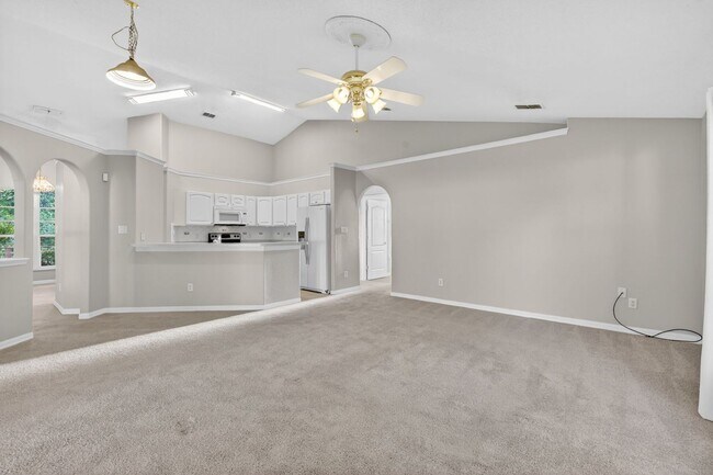 Building Photo - Available NOW - 3/2 Split Plan Home in Eustis with large Florida Rm!