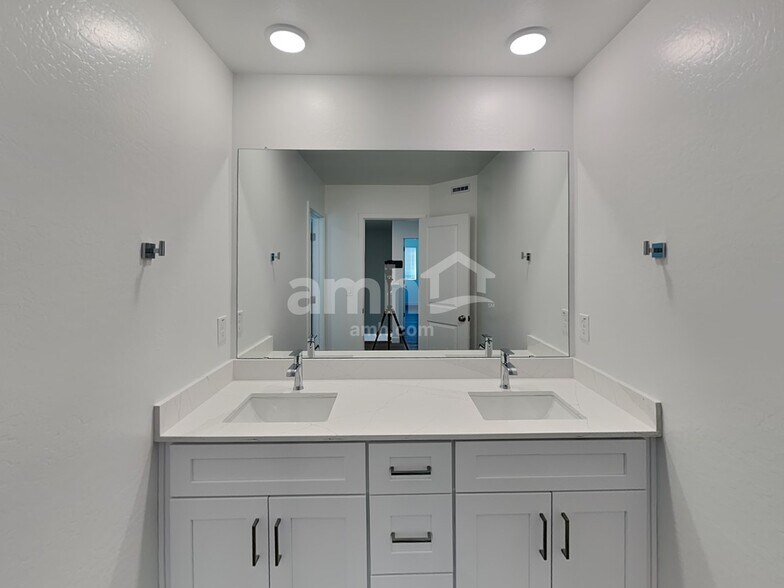 Building Photo - 9730 W Luxton Ln