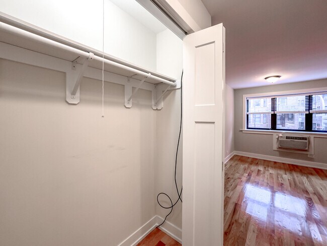Building Photo - 510 W Briar Pl