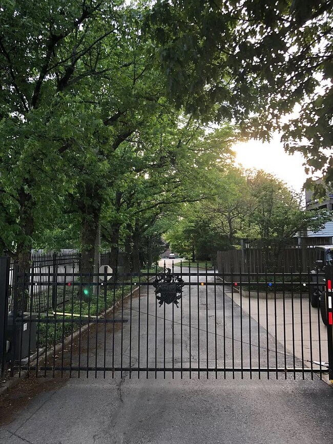 Building Photo - 1005 N Waco Ave