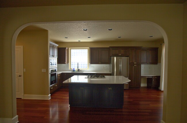 Building Photo - King City 3 Bedroom Plus Den available now !