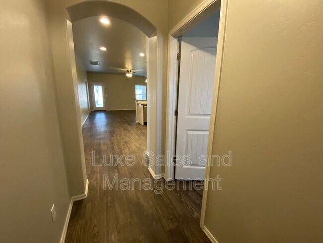 Building Photo - 2225 Mill Creek Way