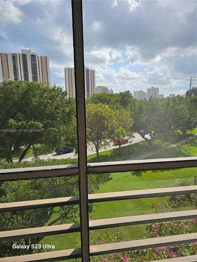 Building Photo - 20400 W Country Club Dr