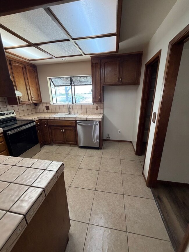 Building Photo - 3 bedroom 2 bath home for rent