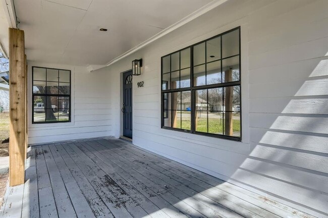 Building Photo - 902 Hackberry St