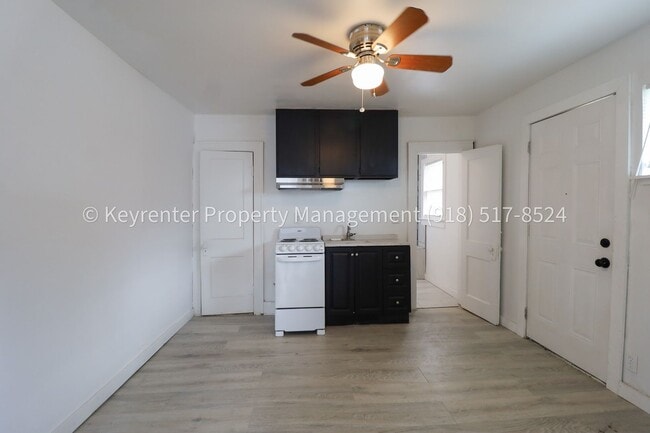 Building Photo - 732 N Victor Ave