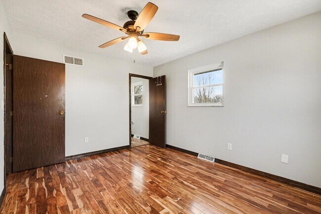 Building Photo - 24981 State Line Rd