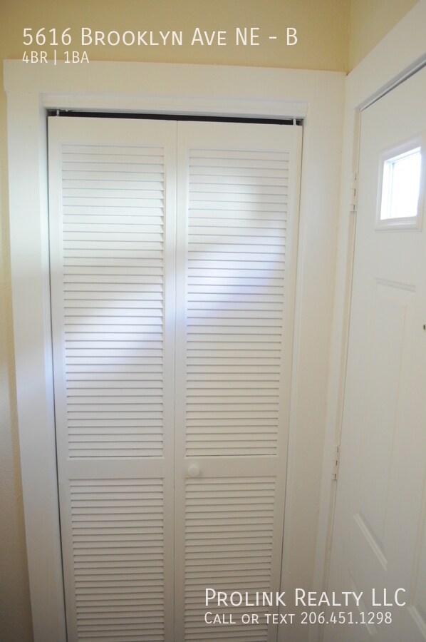 Building Photo - 5616 Brooklyn Ave NE