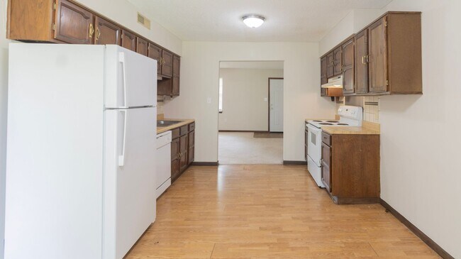 Building Photo - 613-615 Pear Tree Circle