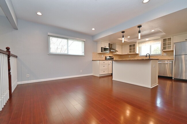 Building Photo - $3,695 - GORGEOUS PARKMONT TOWN HOME IN CE...