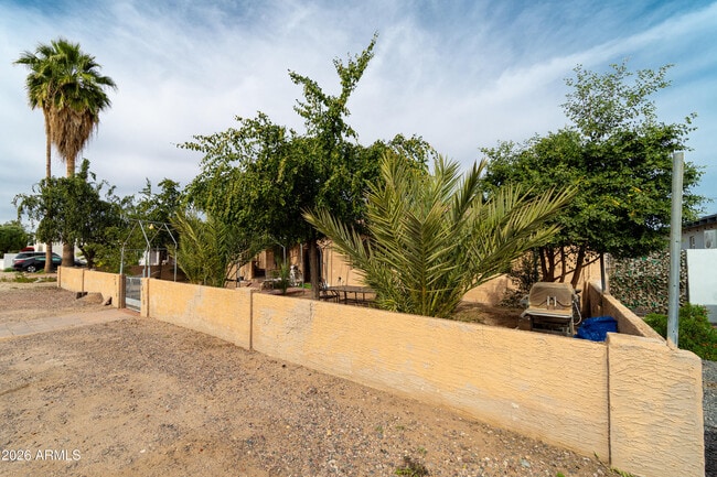 Building Photo - 2416 E Clarendon Ave