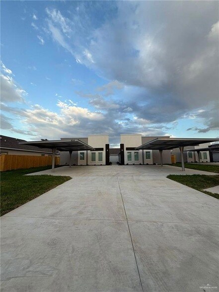 Building Photo - 817 Dove Ave