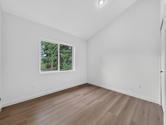 Building Photo - 328 NE 125th St