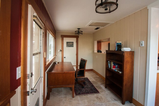 Building Photo - Zara's Cottage: Fully Furnished,  blocks t...