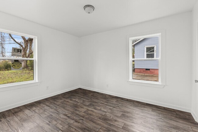 Building Photo - Charming & Newly Renovated 3 Bedroom 2 Bat...