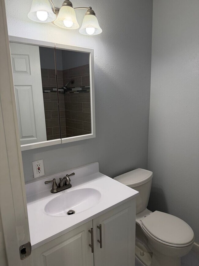 Building Photo - Updated 3 bedroom 1.5 bathroom house in Springfield!