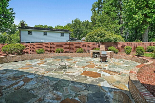 Building Photo - 6607 Lone Oak Dr