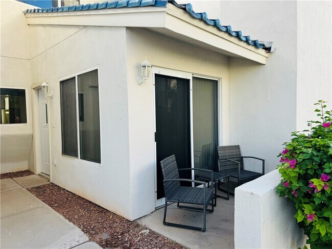 Building Photo - 1800 Club House Dr