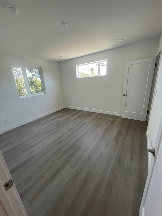 Building Photo - 1156 W 38th St