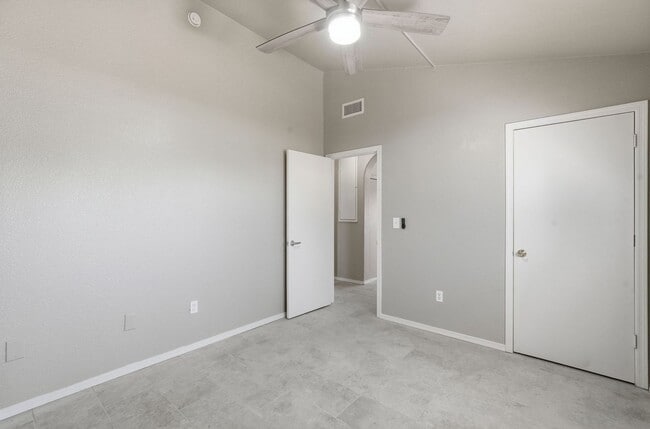 Building Photo - 811 E Caddie St