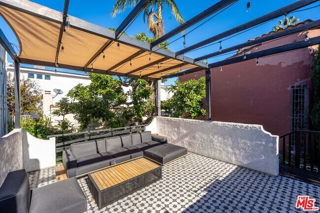 Building Photo - 502 N Sweetzer Ave