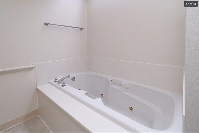 Building Photo - 3-bedroom Gem On Burlington Golf Course