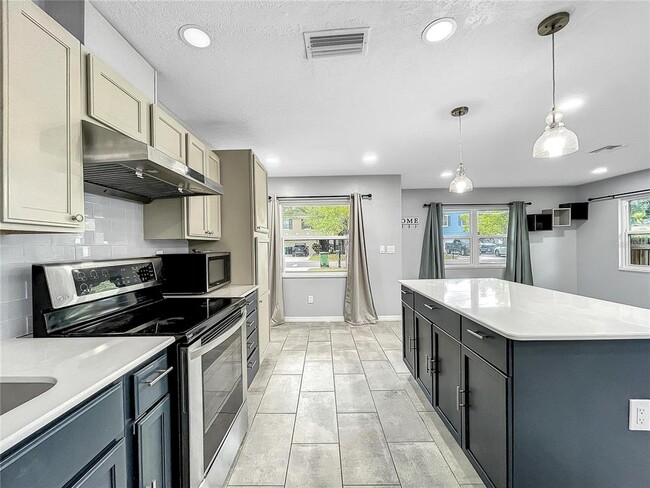 Building Photo - 6809 S Himes Ave