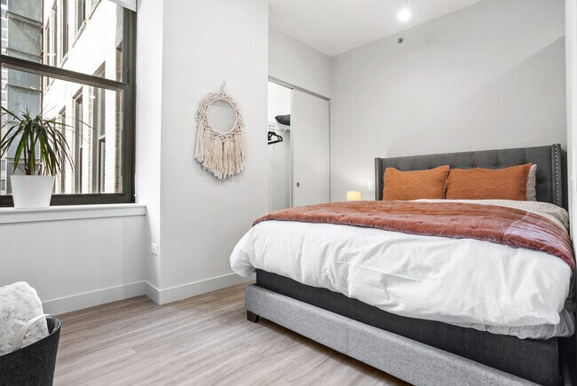 Building Photo - 330 S. Wells St - New Jr One Bed Located i...
