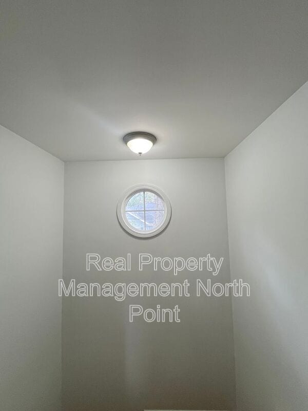 Building Photo - 889 Crew St SW