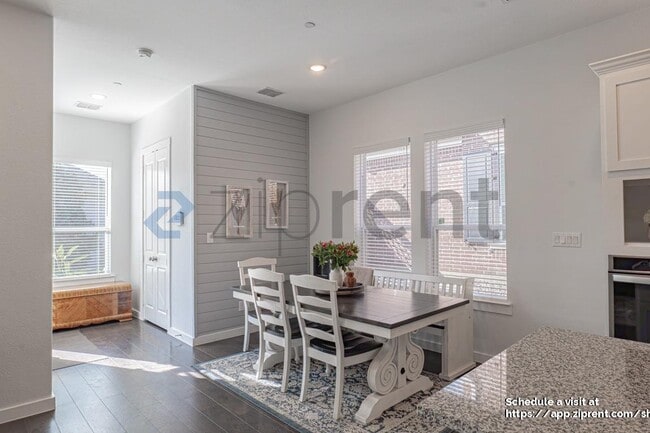 Building Photo - 1100 Redbrick Ln