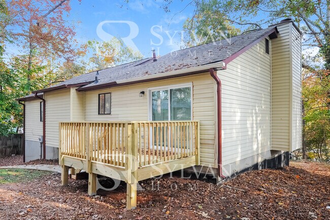 Building Photo - Prepare to fall in love with this 4 bedroom, 3.5 bathroom home