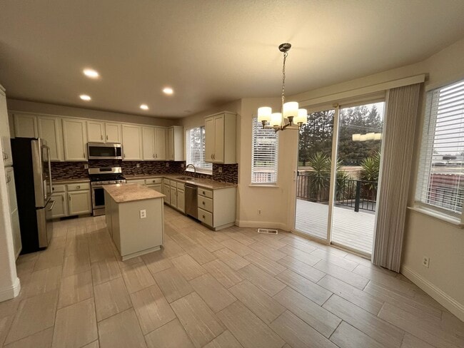 Building Photo - Near Kaiser/Pelandale