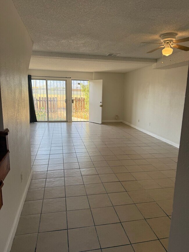 Building Photo - Spacious 2 Bedroom 2.5 Bath Condo on 5th S...