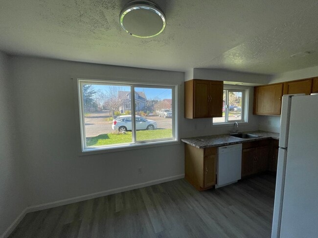 Building Photo - AVAILABLE NOW!! 2BD/1BA Cute Remodeled Dup...