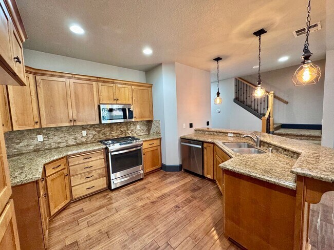 Building Photo - GORGEOUS Townhome...  LOCATION , LOCATION near Peace Health Hospital