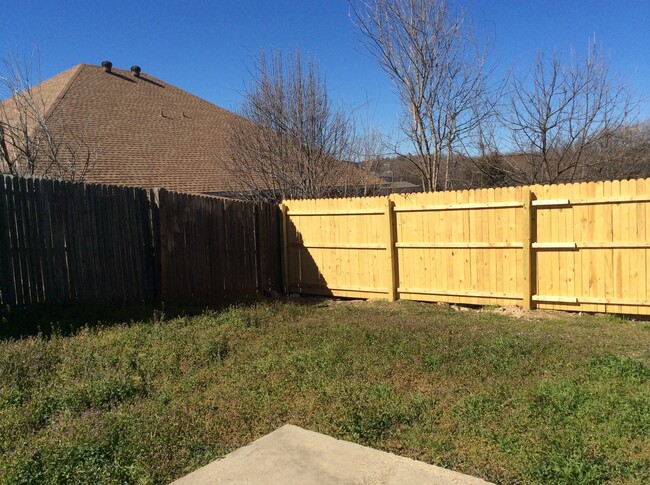 Building Photo - FENCED YARD PETS WELCOME - GREAT location ...