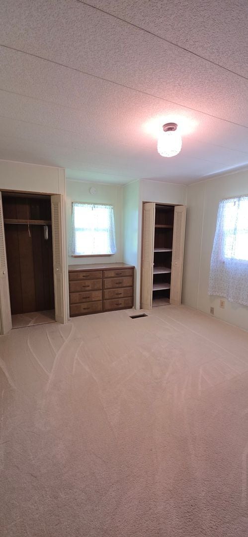 Building Photo - 2 bed 2 baths with carport