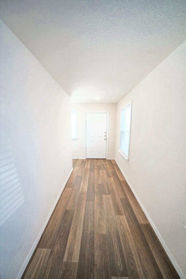 Building Photo - Stylish Move-In Ready Home in Rosillo Ranch, San Antonio, TX - Realtor Commission: $400