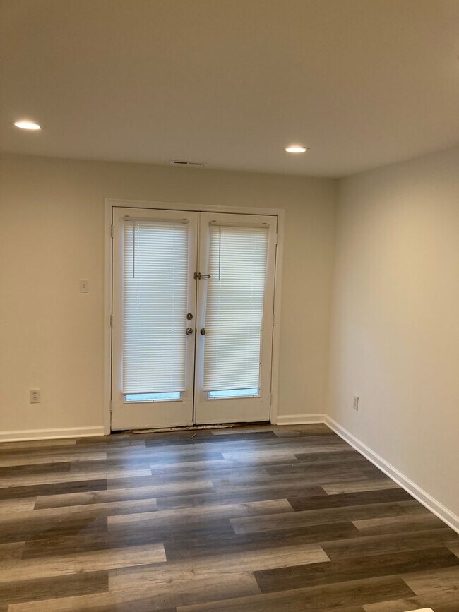 Building Photo - Renovated Crestwood Condo - 2 bedroom