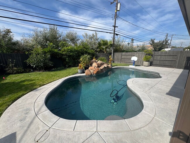 Building Photo - 3 Bedroom | 1 Bathroom | Single family with pool