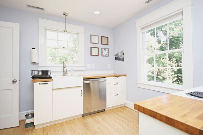 Building Photo - Charming Fry's Spring Cottage Near UVA