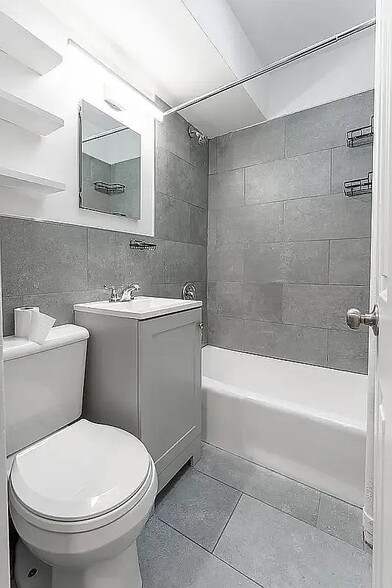 Building Photo - 32 Cornelia St