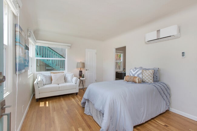 Building Photo - Must See! Amazing Studio in Hillcrest - Character GALORE