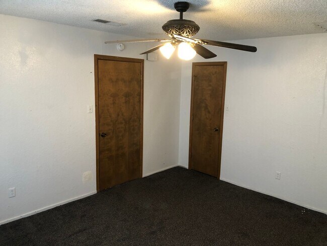 Building Photo - 906 E Birch St