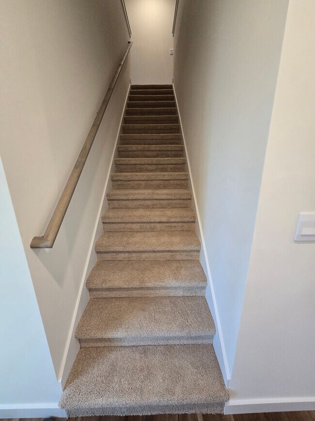 Building Photo - 4Bedroom 2.5Bathroom Townhouse!