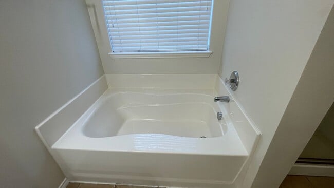 Building Photo - Beautiful single story home with community pool off Harmon